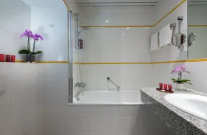 Leonardo Hotel Frankfurt City South - Bathroom
