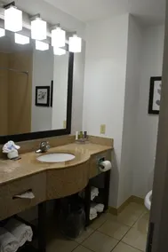 Country Inn & Suites by Radisson, Oklahoma City - Quail Springs, OK - Bathroom