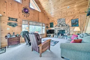 Secluded Lost Lake Cottage w/ Spacious Loft! - Interiör