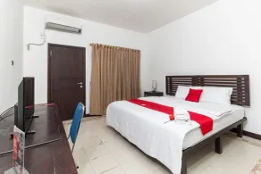 RedDoorz near Bahu Mall Manado - Habitación