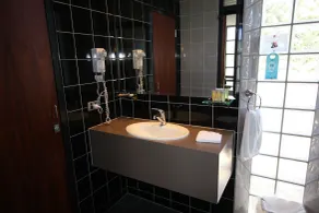 Highlander Hotel Bar Kitchen Rooftop - Baño