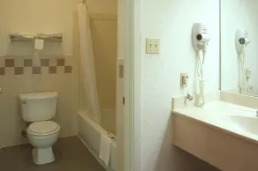Budget Host Hempstead Inn Brookhollow/Energy Corridor - Bathroom