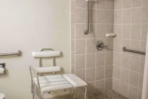 Howard Johnson by Wyndham Columbus State Fairgrounds I-71 - Bathroom