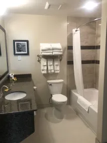 Best Western Plus Cobourg Inn & Convention Centre - Salle de bain