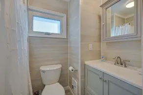 Charming Hampton Home w/ Porch, Walk to Beach! - Badeværelse