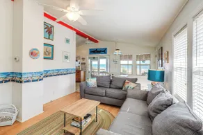 Oceanfront Gem w/ Rooftop Deck: Steps to Sand - Intérieur