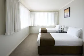 Pinnacle Apartments - Room