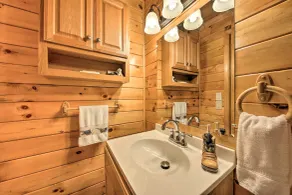 Ellijay Escape on Briar Creek w/ Hot Tub & Views! - Salle de bain
