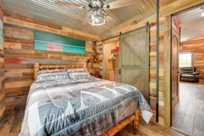 Lakeside Cabin w/ Fire Pit: Near Pine Point Park! - Innvendig
