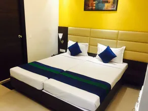 Hotel Crest Inn - Room