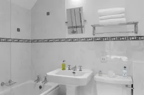 Hurtwood Hotel - Bathroom