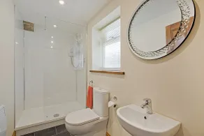 Tom's Cabin - Bathroom