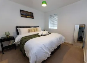 Charming 5-bedroom Townhouse in Central Gloucester - Quarto