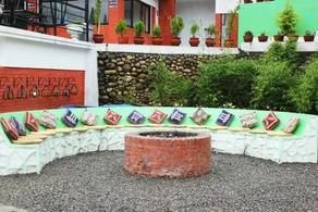 Om Adhyay Retreat Resort - Coin salon dans le hall