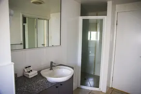 Coral Sea Vista Apartments - Bathroom