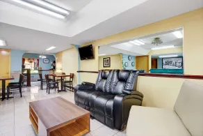 Super 8 by Wyndham Forest Park - Hall