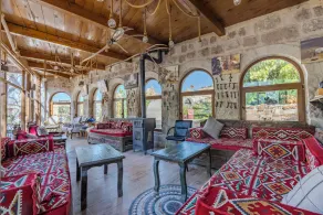 Kayatas Cave Suites - Lobby sitting area