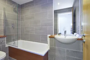 HQ Aparthotel Farnborough - Bathroom