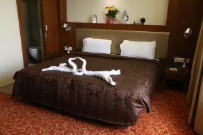 SilverCloud Hotel and Banquets - Zimmer
