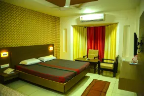 Iroomz Hotel Pawan - Room