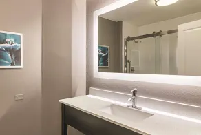 La Quinta by Wyndham Orlando UCF - Bathroom