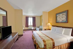 Days Inn & Suites by Wyndham Hickory - Chambre