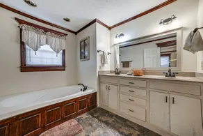 Clarksville Home w/ Porch & Fishing Pond Access! - Badezimmer
