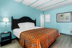 Rodeway Inn & Suites North Hollywood Burbank Airport - Universal Area - Room