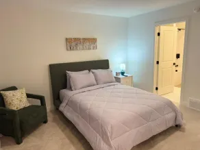Modern Haven Retreat 3BR 2 and Half Bath 12min to WEM 10min to Big Lake and Lois Hole Park - Chambre