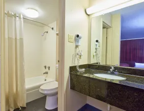 Magnuson Hotel Jacksonville Downtown - Bathroom