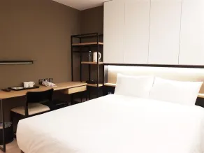 Comin' Place - Habitación