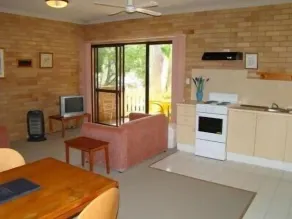 Noosa Yallambee Holiday Apartments - Private kitchen