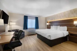 Baldwin Inn & Suites, SureStay Collection by Best Western - Chambre