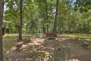 10-Acre Mountain Home Getaway w/ Fire Pit - Innvendig
