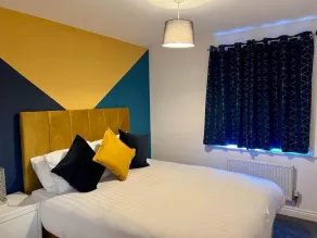 Lovely 2 Bedroom Apartment, 2 Bathrooms Parking - Værelse