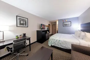 HomeTown Inn by Red Roof East Syracuse - Rum