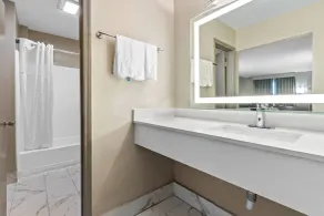Days Inn by Wyndham Goose Creek - Baño