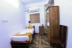 Nirupama,Hotel Aluva 700 Mtr From Aluva Railway Station - Rum