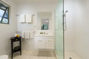 The Retreat Beach Houses - Bathroom