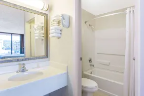 Days Inn by Wyndham Princeton - Salle de bain