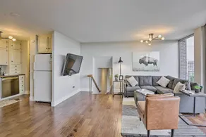 7th-floor Omaha Condo w/ Balcony & Park Views - Intérieur