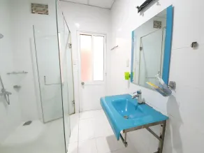Truong Giang Hotel - Bathroom