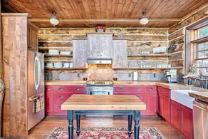 Hot Tub & Mtn Views: Woodsy Cabin in Greer - Intérieur