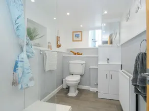 Stone's Throw Cottage - Bathroom