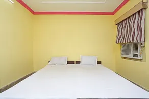 SPOT ON 40303 Hotel Surya - Quarto