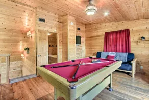 Cabin w/ Hot Tub & Deck ~ 7 Mi to Pigeon Forge! - Innvendig