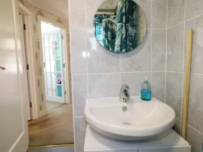 Lavender Cottage - Bathroom