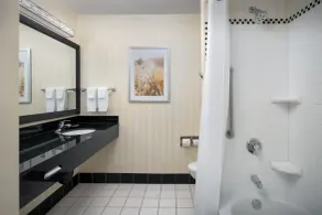 Fairfield by Marriott Tacoma Puyallup - Bathroom