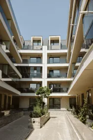 Dec Apartments - Interior entrance