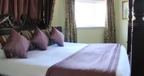 The Devil's Punchbowl Hotel - Room